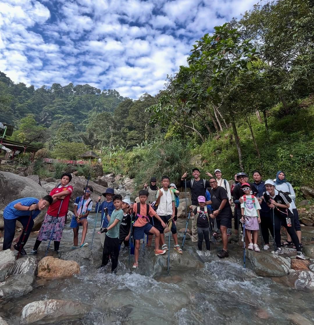 Ananda Omesh dan anak keduanya hiking di Sentul