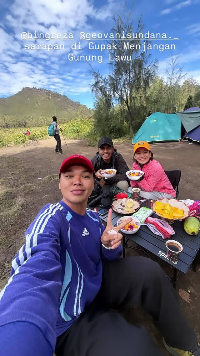 Farida Nurhan di puncak Gunung Lawu