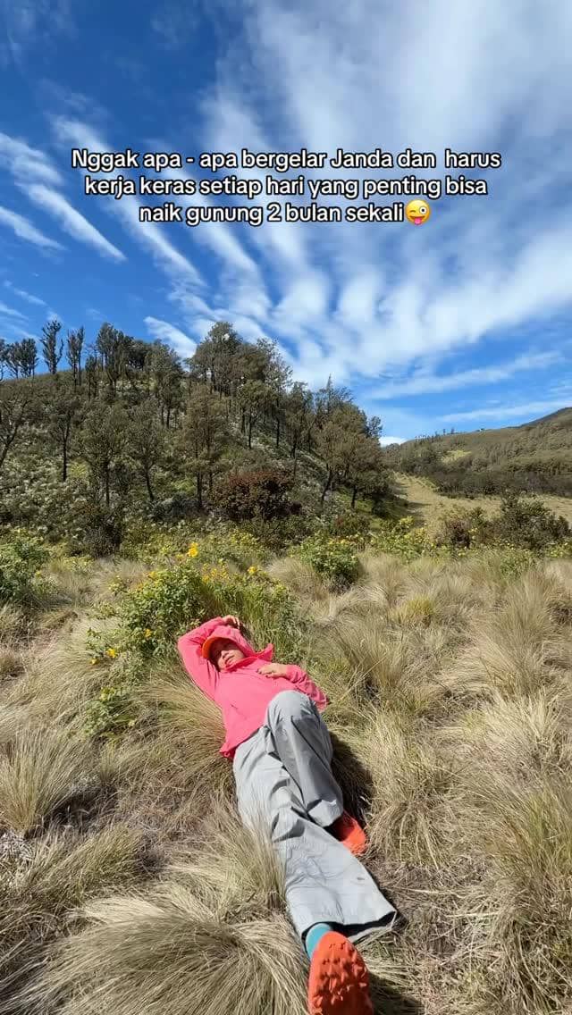Farida Nurhan di puncak Gunung Lawu