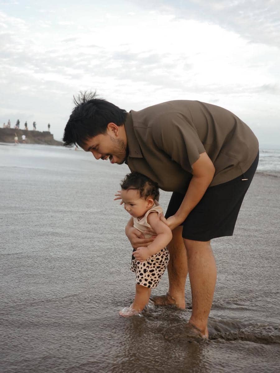 Aaliyah Massaid dan Thariq ajak Arash bermain di pantai