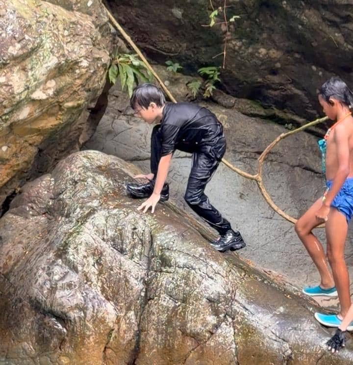 Ananda Omesh dan anak keduanya hiking di Sentul