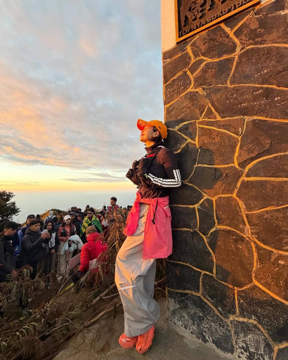 Farida Nurhan di puncak Gunung Lawu