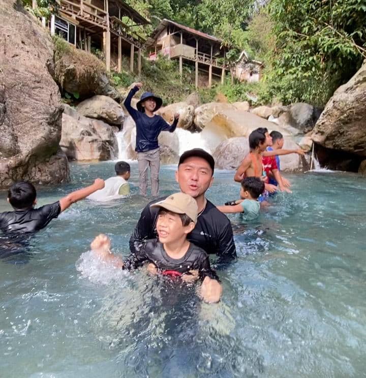Ananda Omesh dan anak keduanya hiking di Sentul