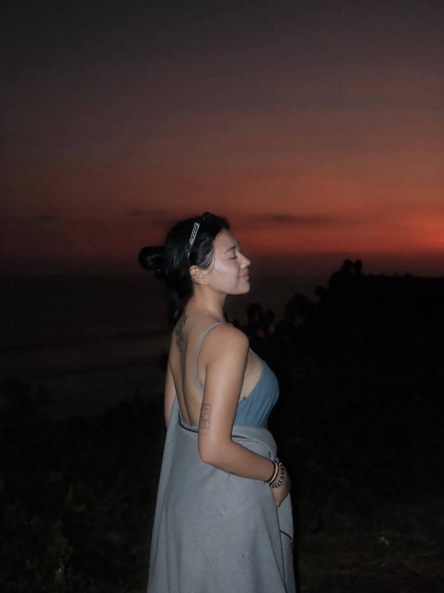 Wendy Walters menikmati keindahan pantai di Sumba Barat Daya