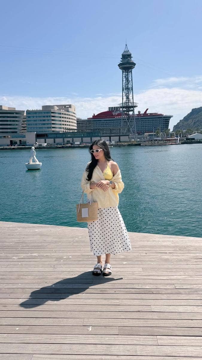 Yunita Siregar dan suami liburan di Barcelona