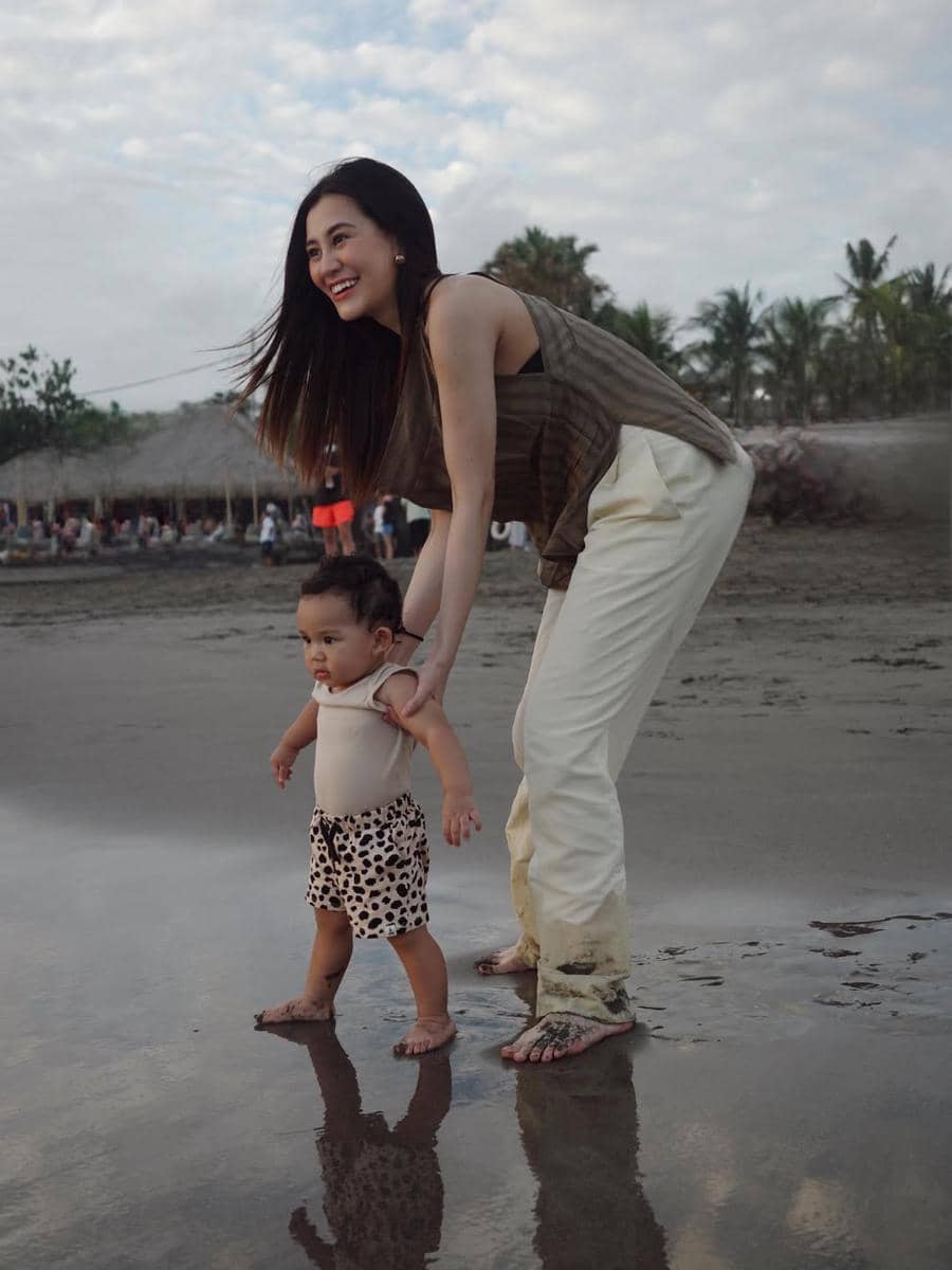 Aaliyah Massaid dan Thariq ajak Arash bermain di pantai