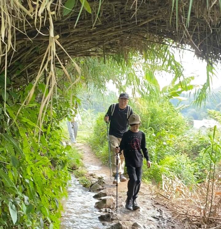 Ananda Omesh dan anak keduanya hiking di Sentul