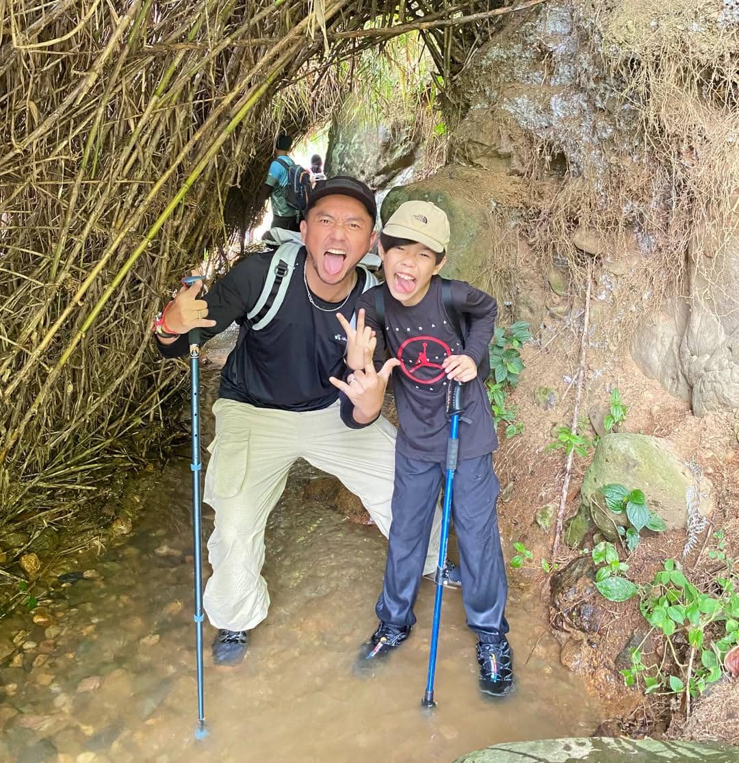 Ananda Omesh dan anak keduanya hiking di Sentul