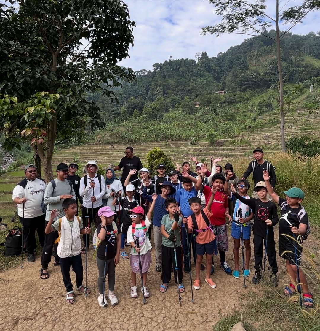 Ananda Omesh dan anak keduanya hiking di Sentul