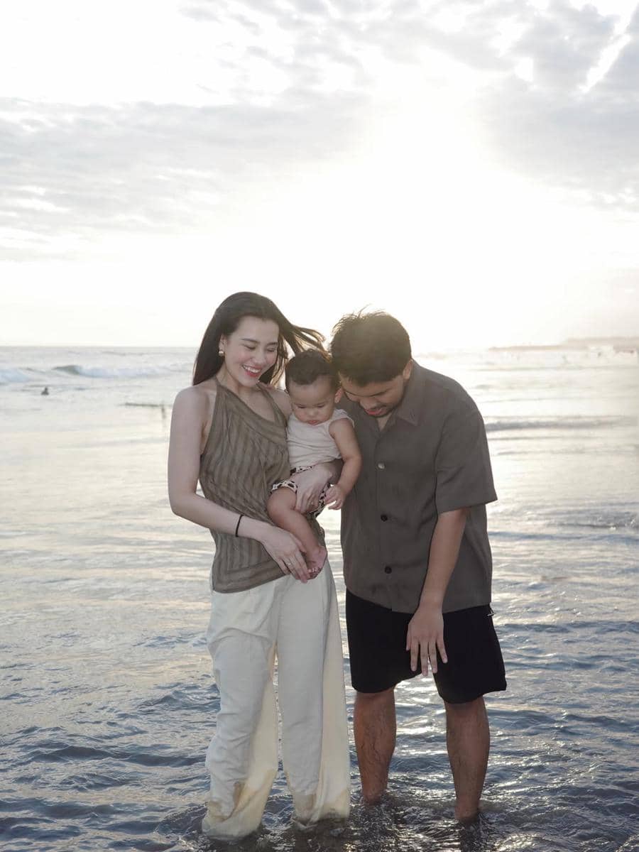 Aaliyah Massaid dan Thariq ajak Arash bermain di pantai