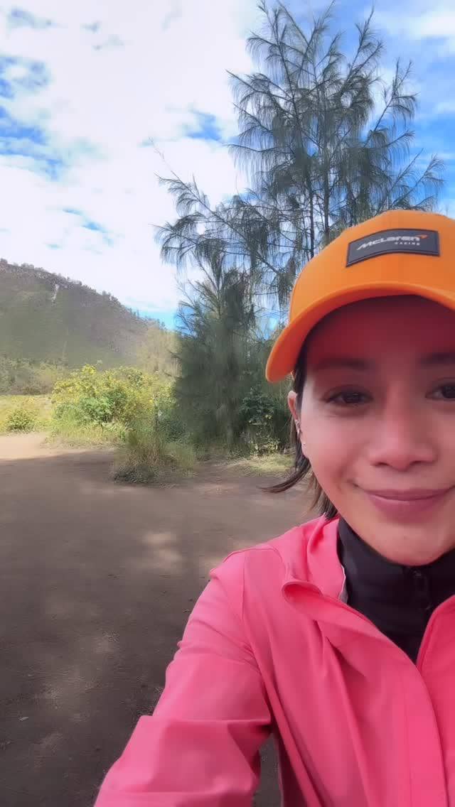 Farida Nurhan di puncak Gunung Lawu
