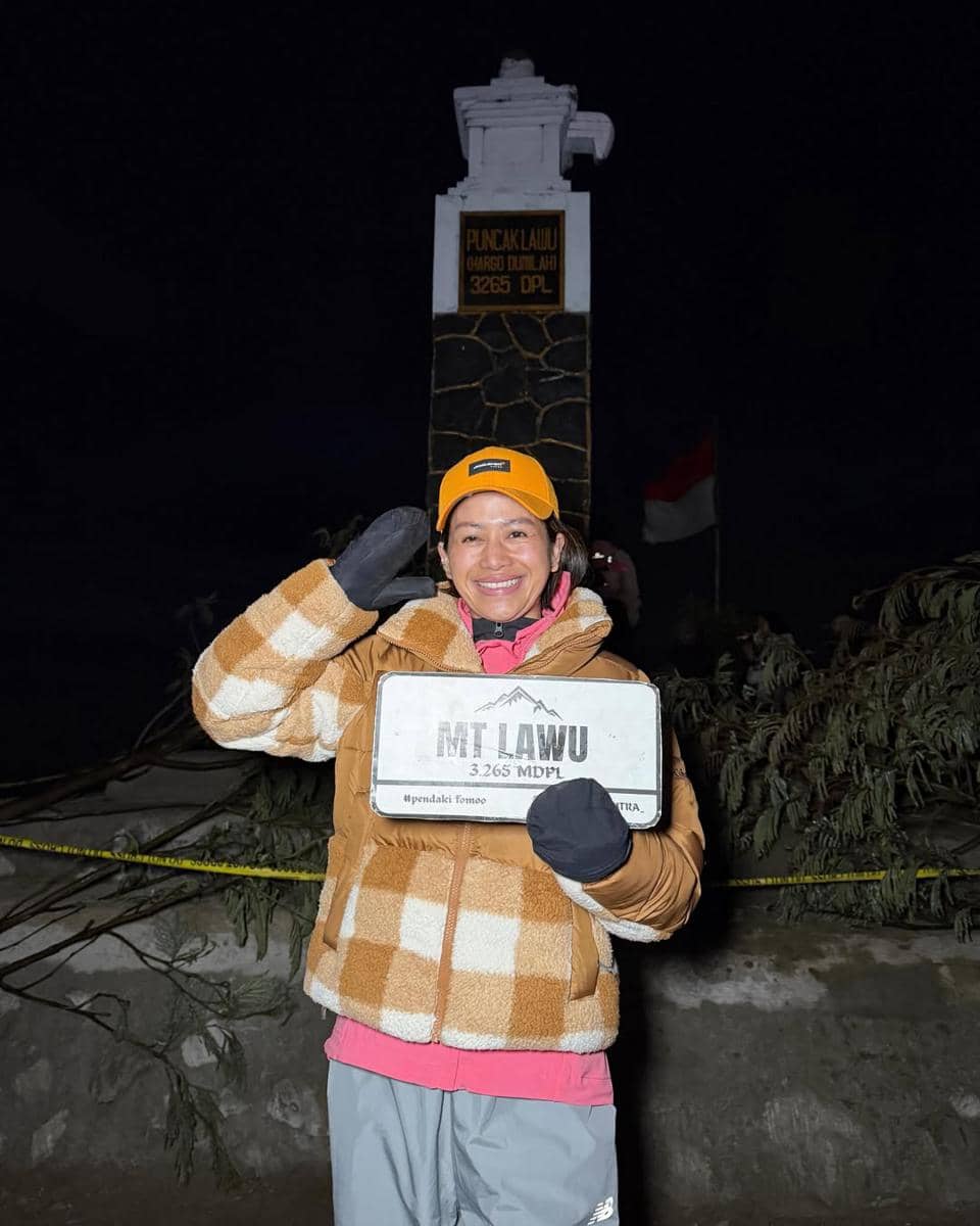 Farida Nurhan di puncak Gunung Lawu