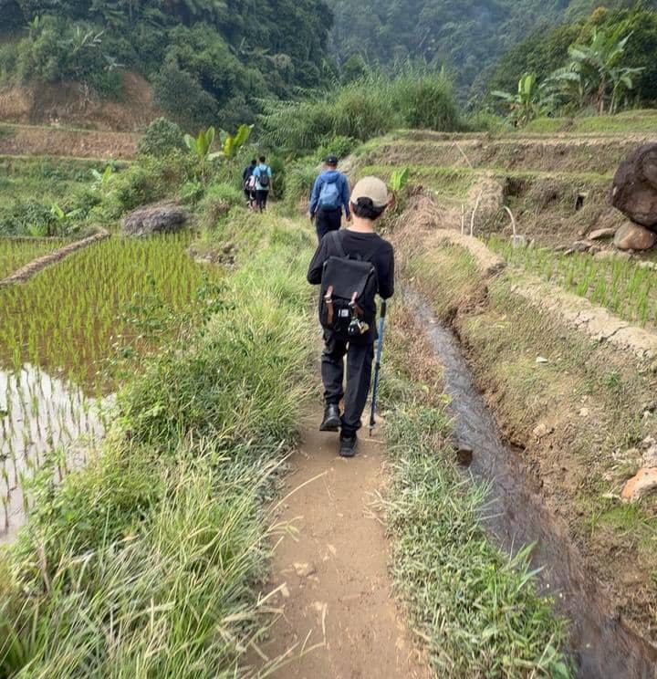 Ananda Omesh dan anak keduanya hiking di Sentul