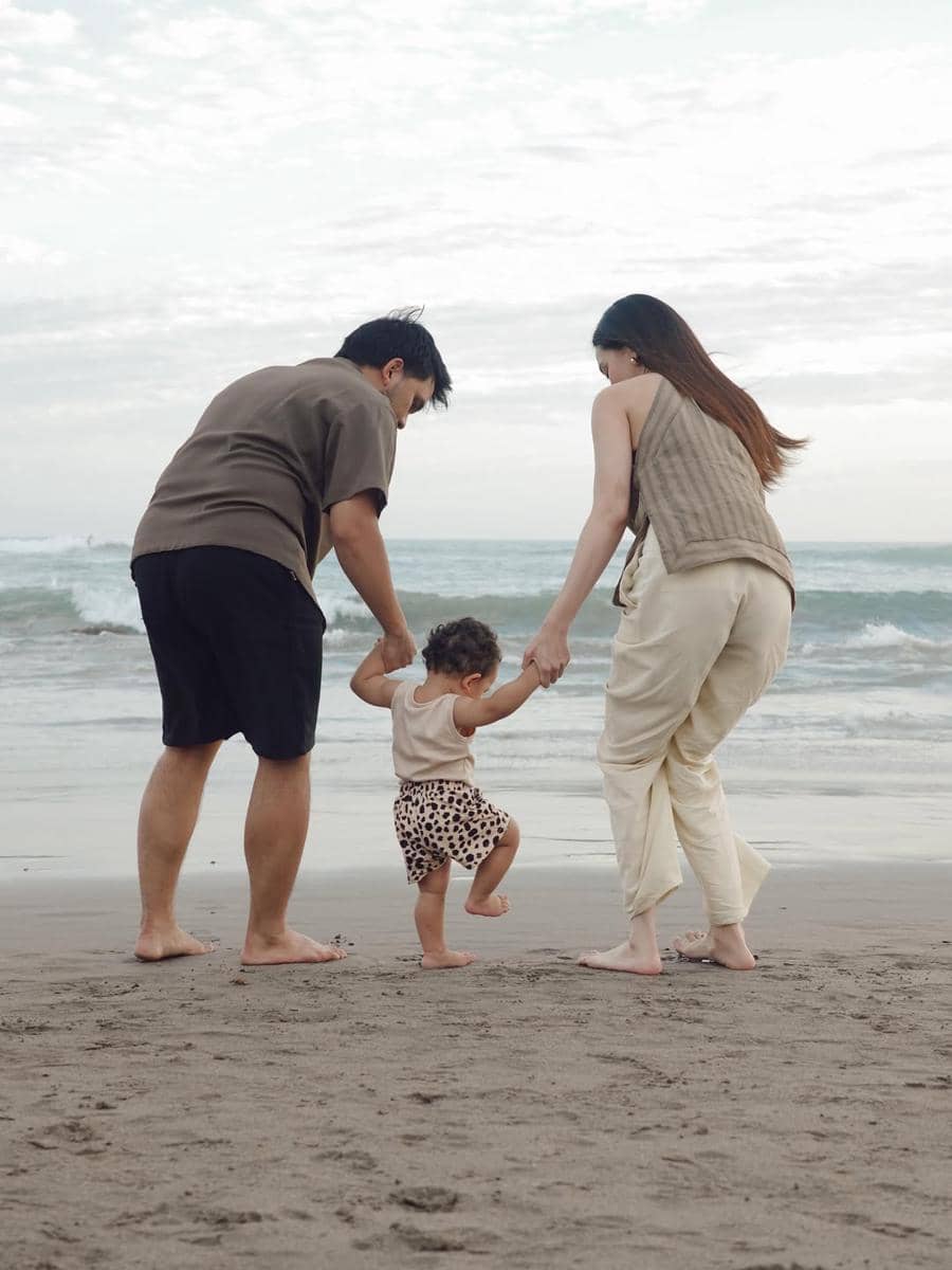 Aaliyah Massaid dan Thariq ajak Arash bermain di pantai