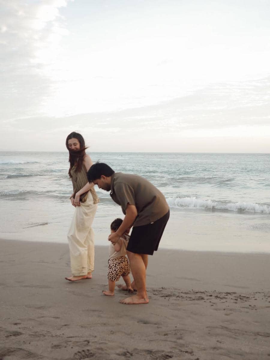 Aaliyah Massaid dan Thariq ajak Arash bermain di pantai