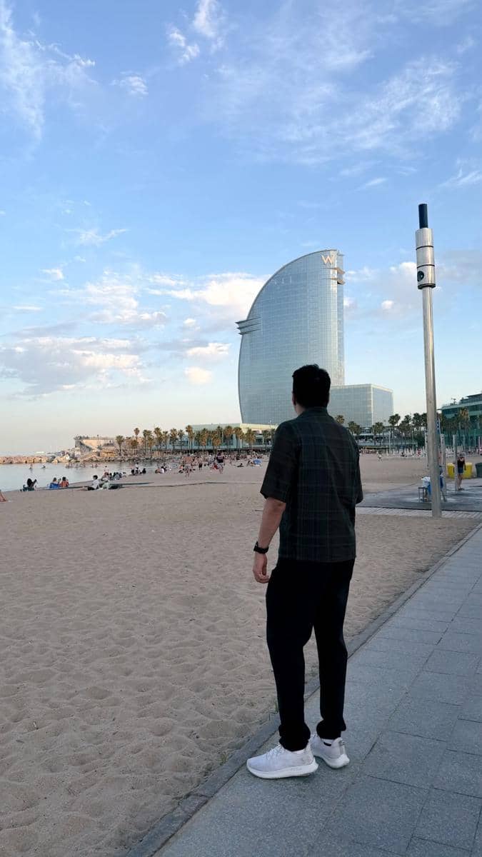 Yunita Siregar dan suami liburan di Barcelona