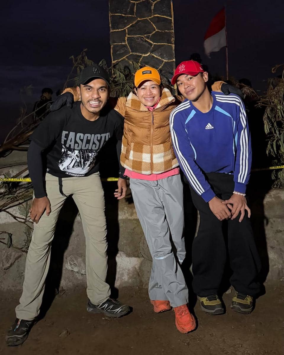 Farida Nurhan di puncak Gunung Lawu