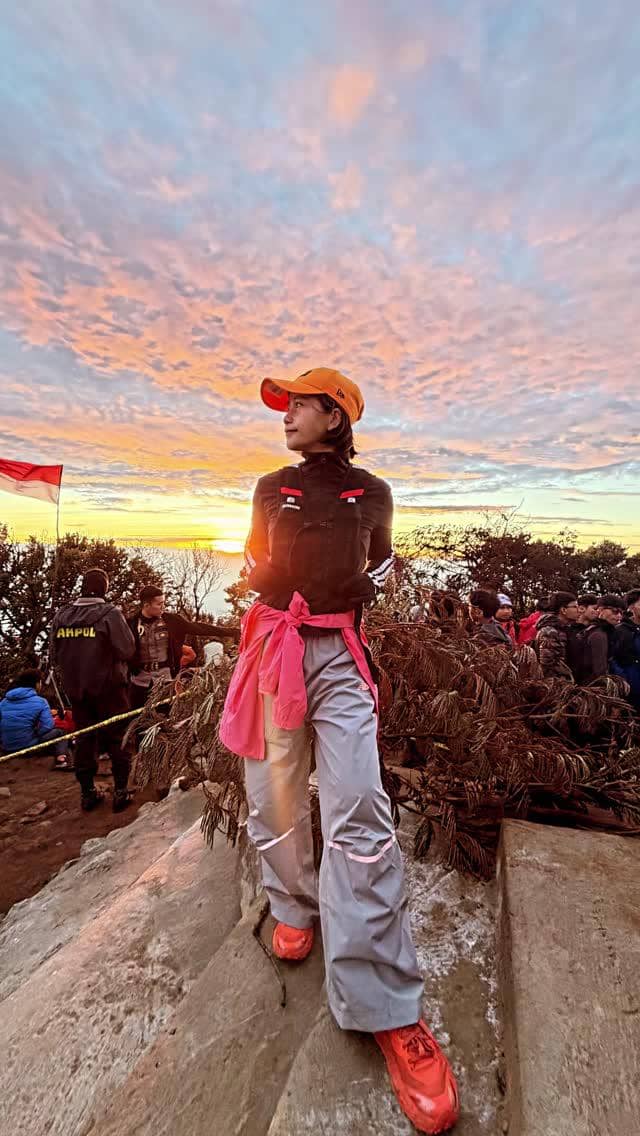 Farida Nurhan di puncak Gunung Lawu