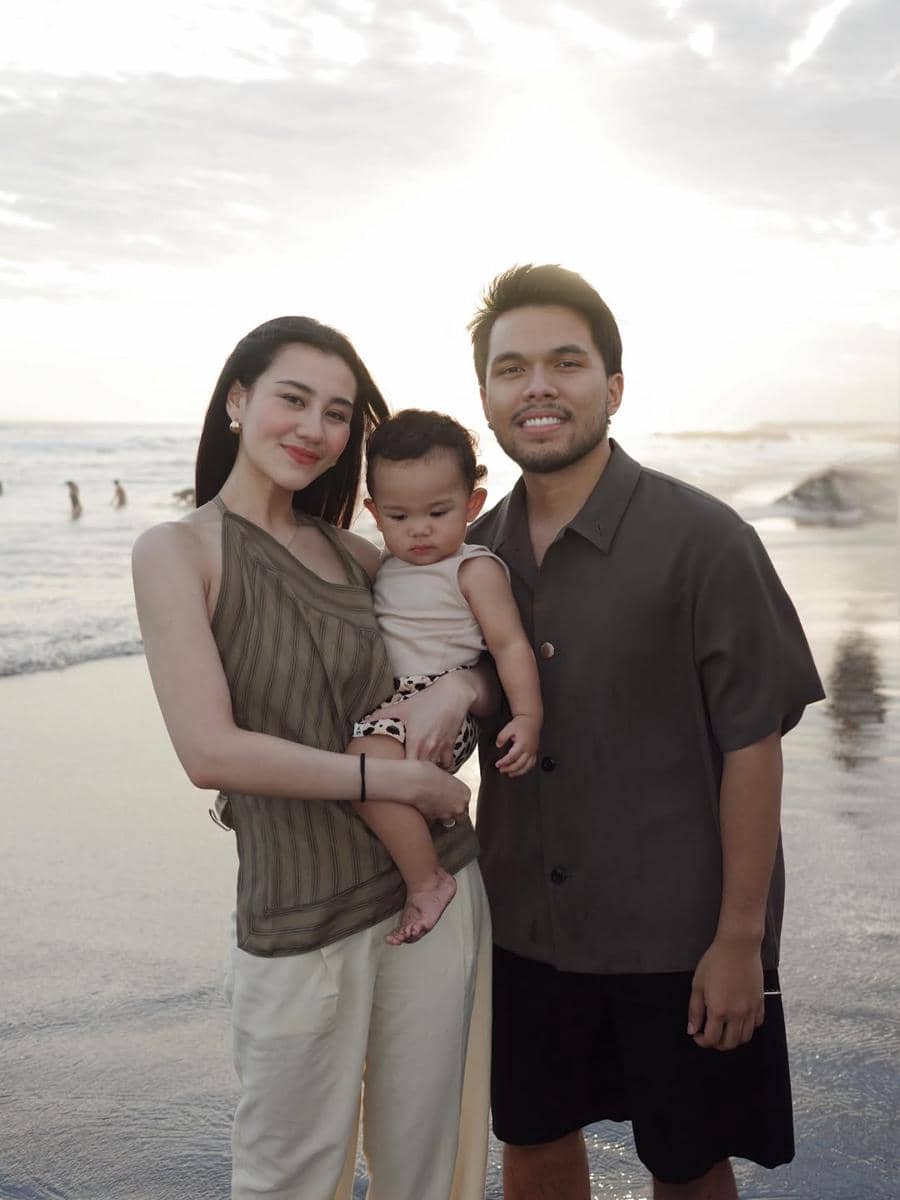 Aaliyah Massaid dan Thariq ajak Arash bermain di pantai