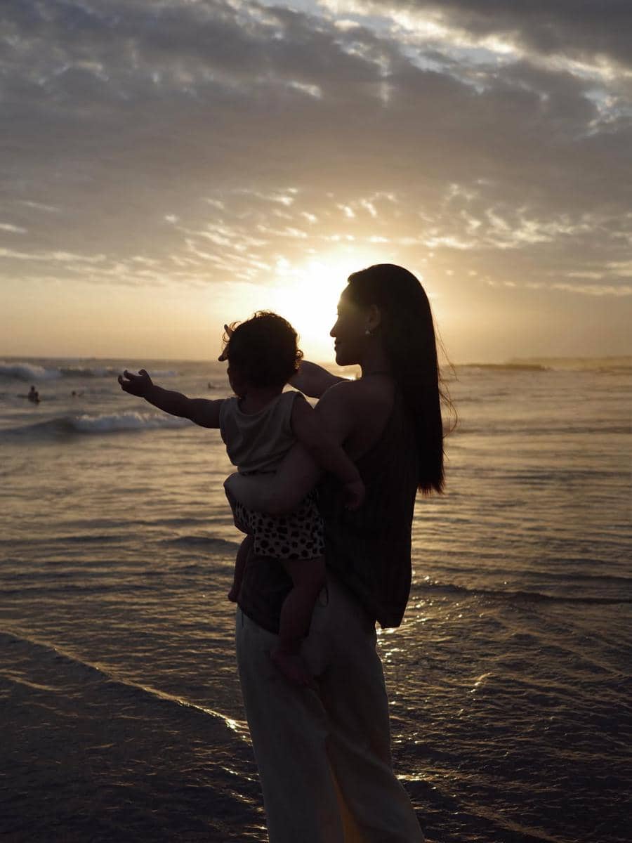 Aaliyah Massaid dan Thariq ajak Arash bermain di pantai