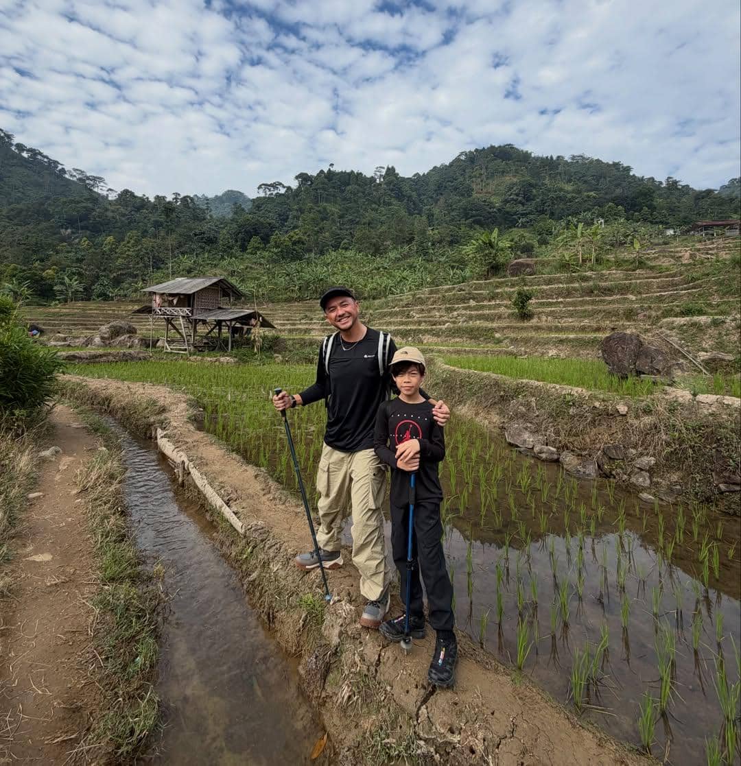 Ananda Omesh dan anak keduanya hiking di Sentul