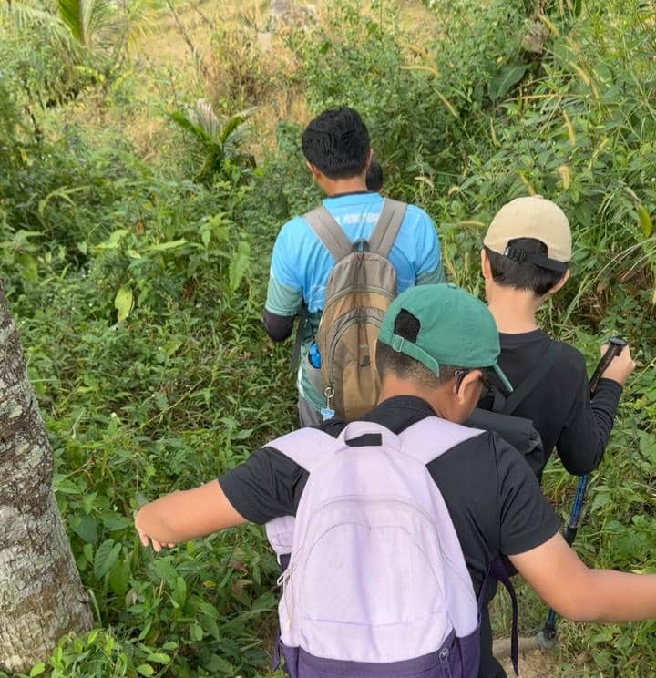 Ananda Omesh dan anak keduanya hiking di Sentul