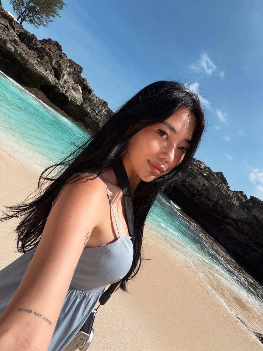 Wendy Walters menikmati keindahan pantai di Sumba Barat Daya
