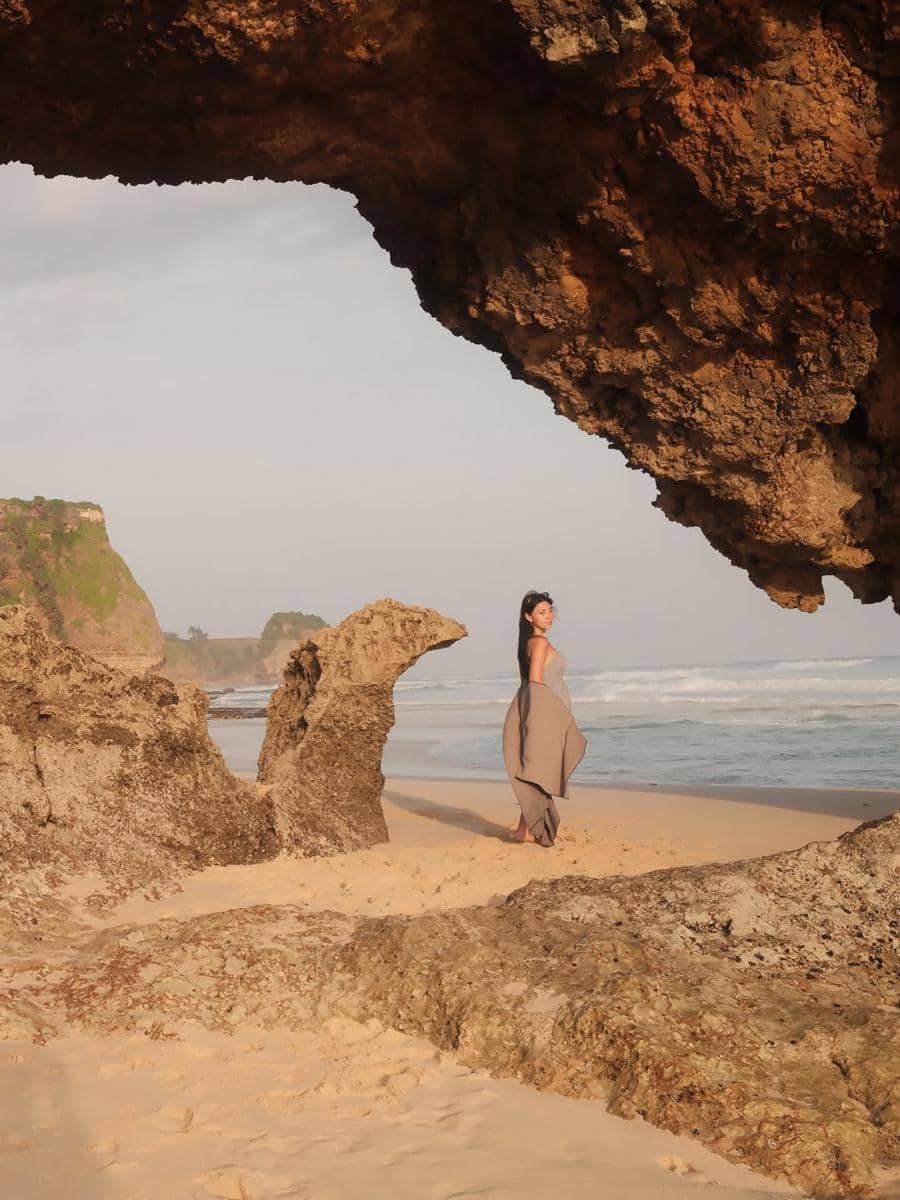 Wendy Walters menikmati keindahan pantai di Sumba Barat Daya