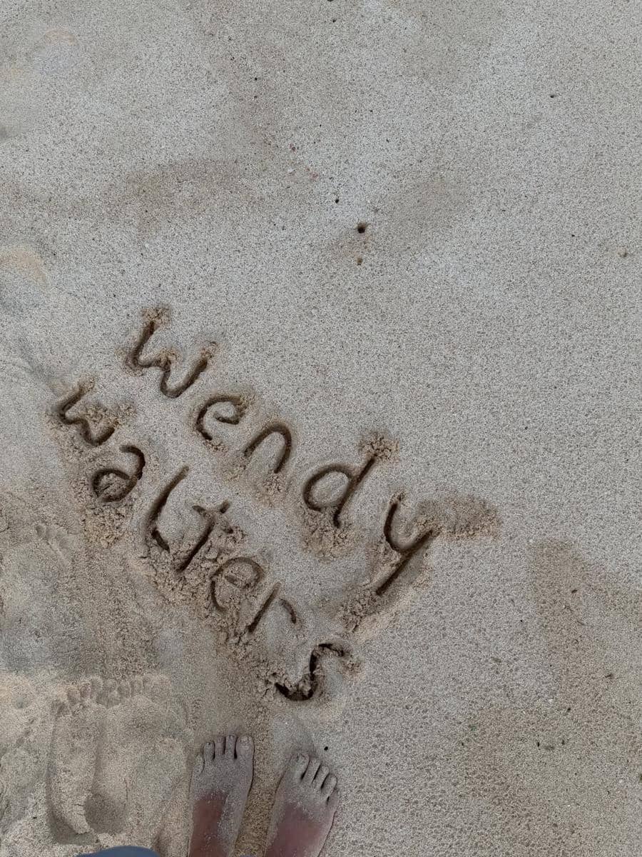 Wendy Walters menikmati keindahan pantai di Sumba Barat Daya