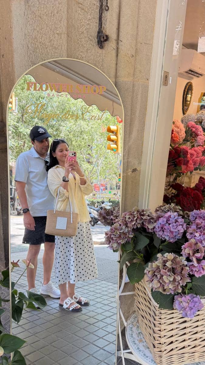 Yunita Siregar dan suami liburan di Barcelona