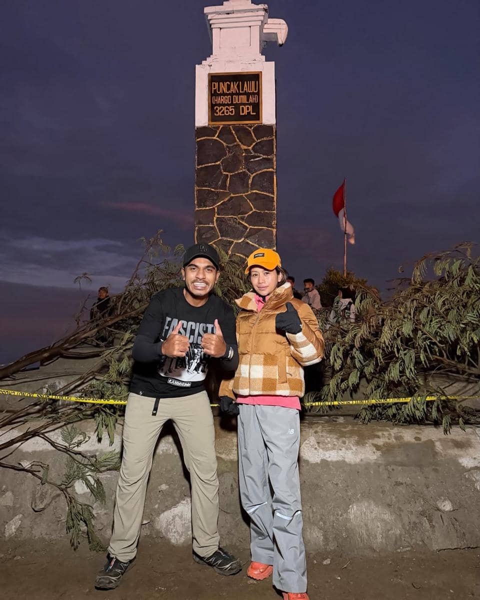 Farida Nurhan di puncak Gunung Lawu