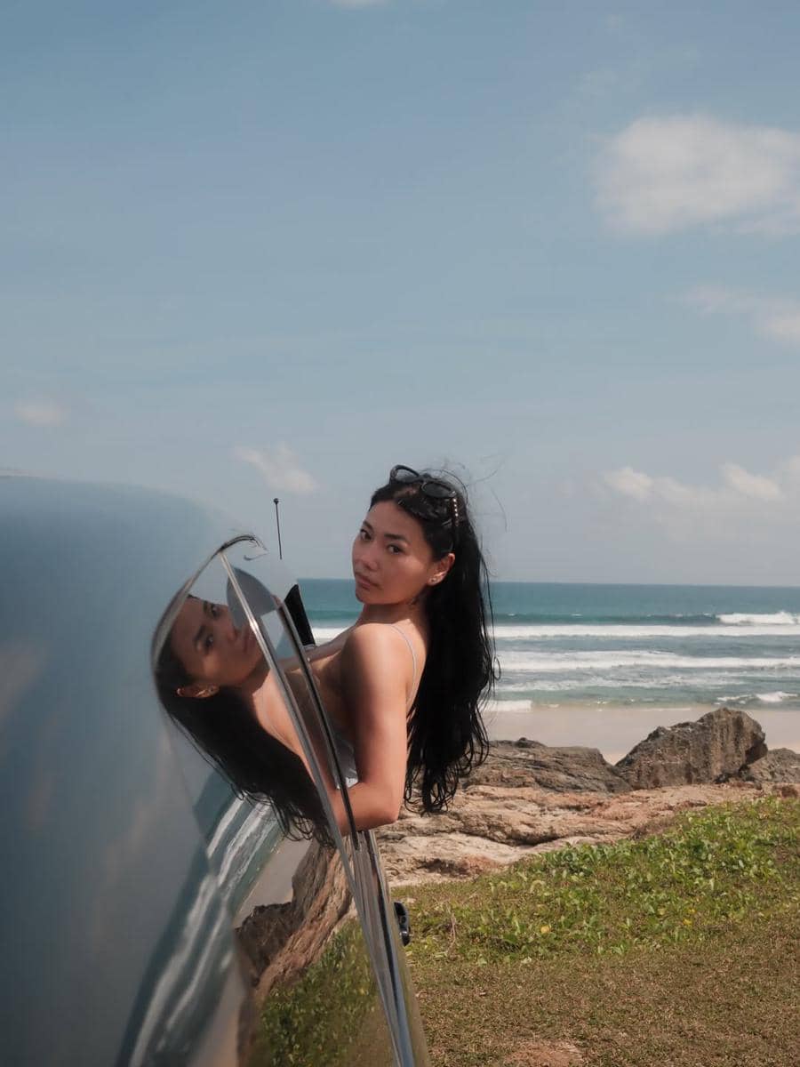 Wendy Walters menikmati keindahan pantai di Sumba Barat Daya