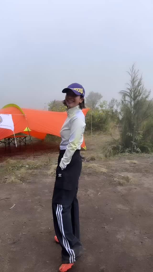 Farida Nurhan di puncak Gunung Lawu