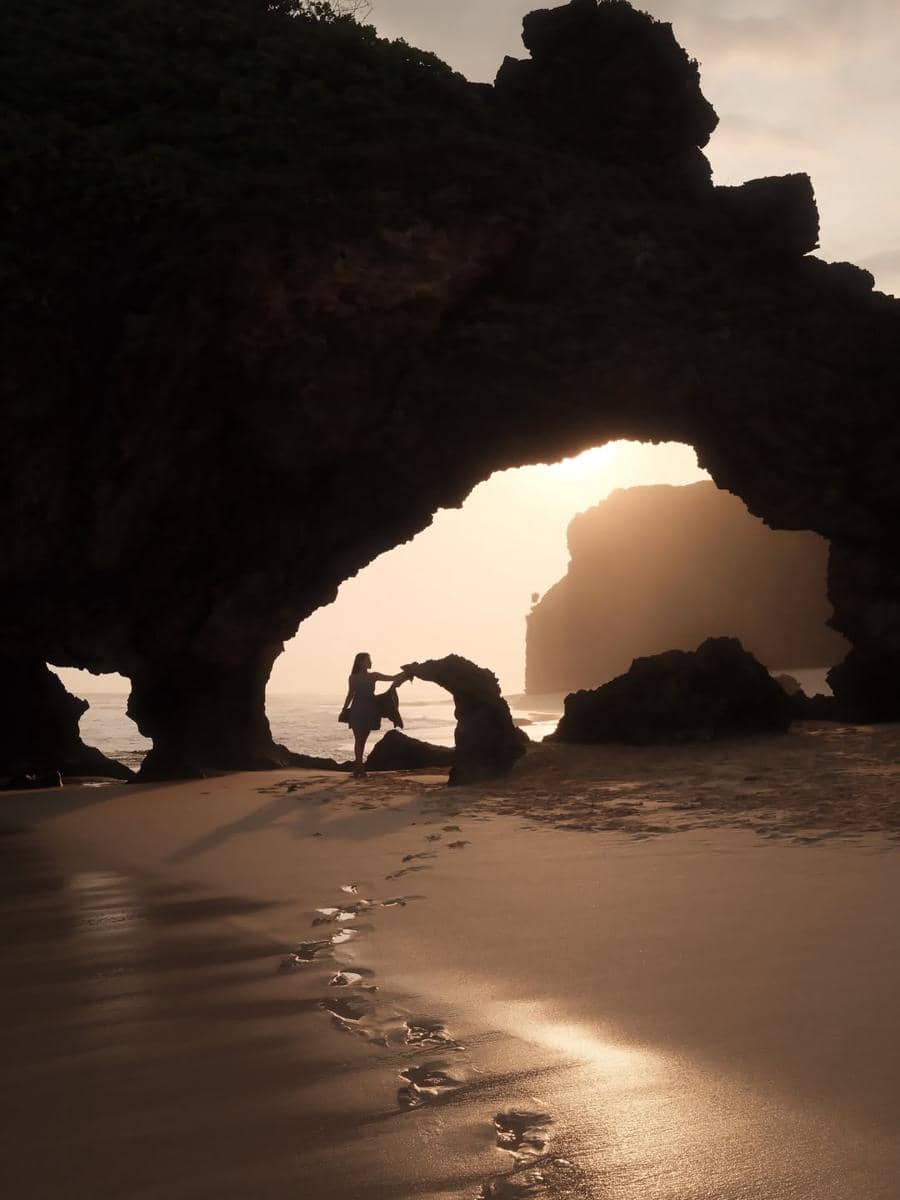 Wendy Walters menikmati keindahan pantai di Sumba Barat Daya