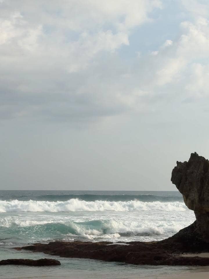 Wendy Walters menikmati keindahan pantai di Sumba Barat Daya