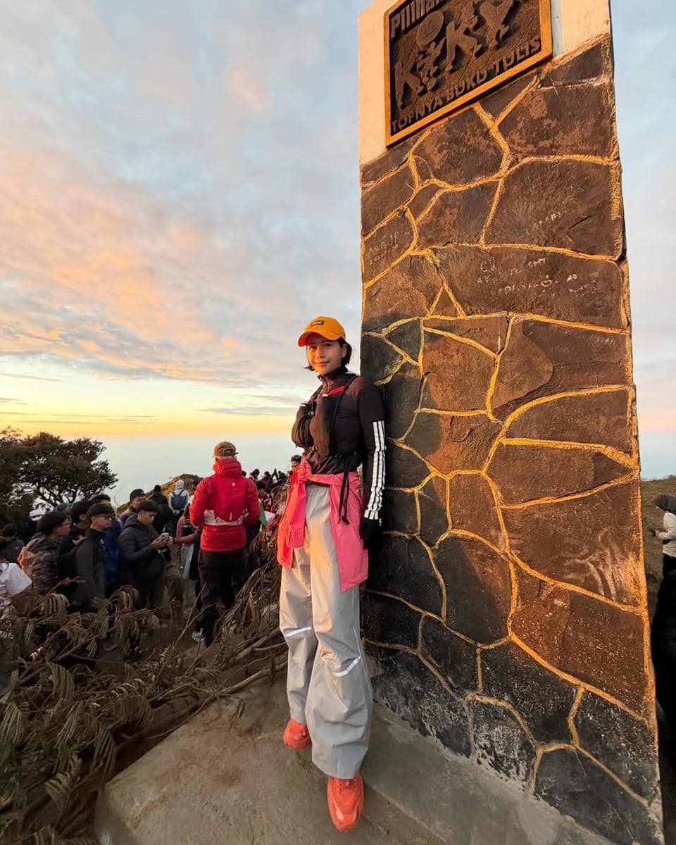 Farida Nurhan di puncak Gunung Lawu