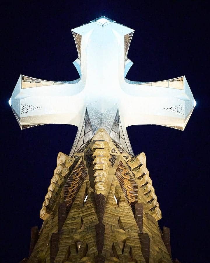 salib di puncak Menara Yesus Kristus 