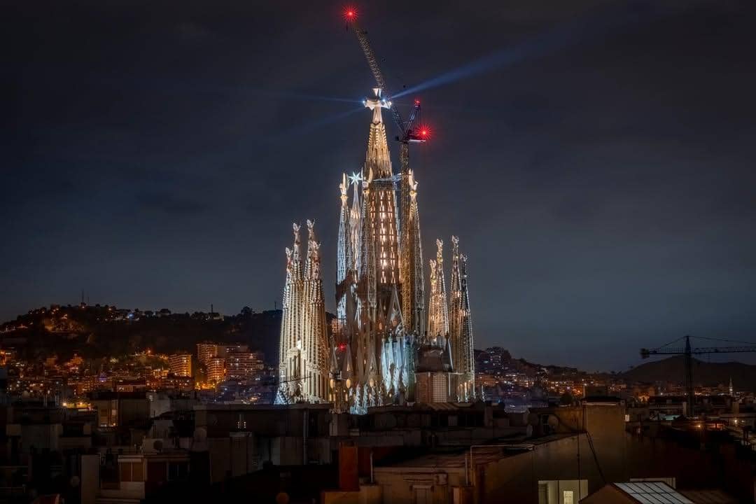 bangunan Basilika Sagrada Familia saat malam hari 