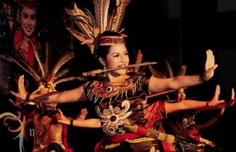 Wanita Suku Dayak Dalam Tarian Mandau