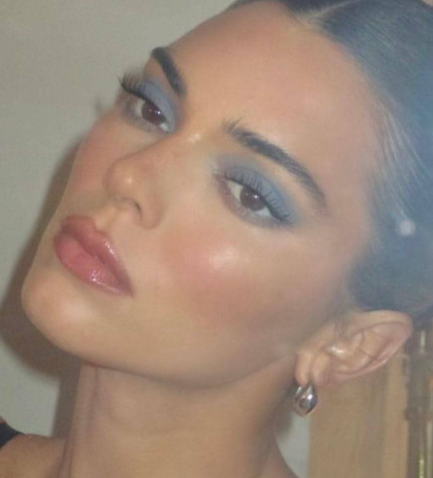 Potret watercolor makeup pada Kendall Jenner