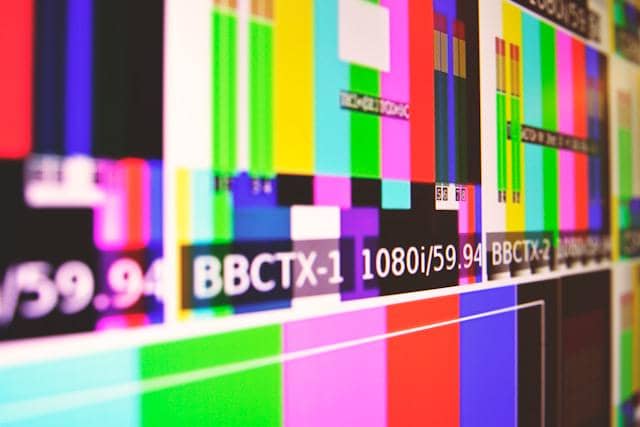 gambar belang pelangi di TV