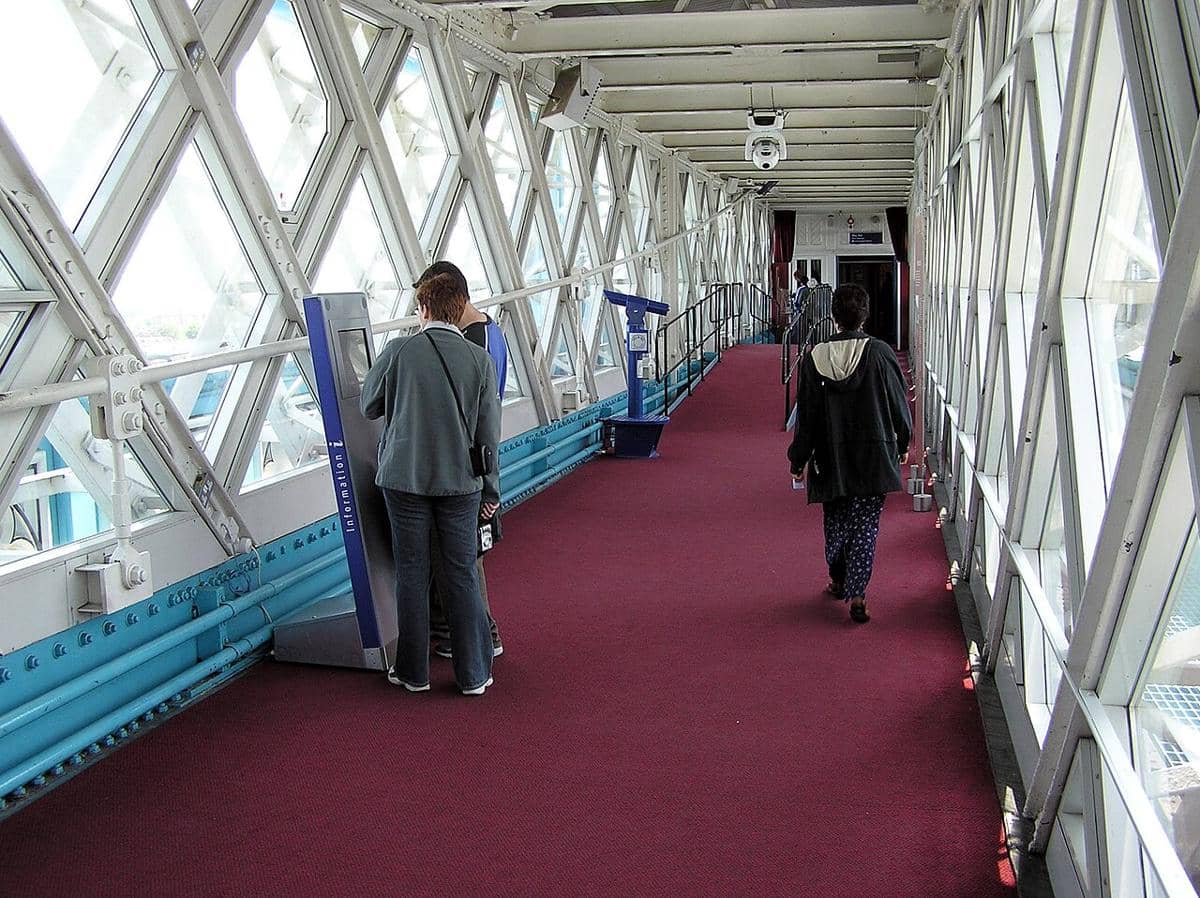 Salah satu jalur pejalan kaki umum tingkat tinggi di Tower Bridge.