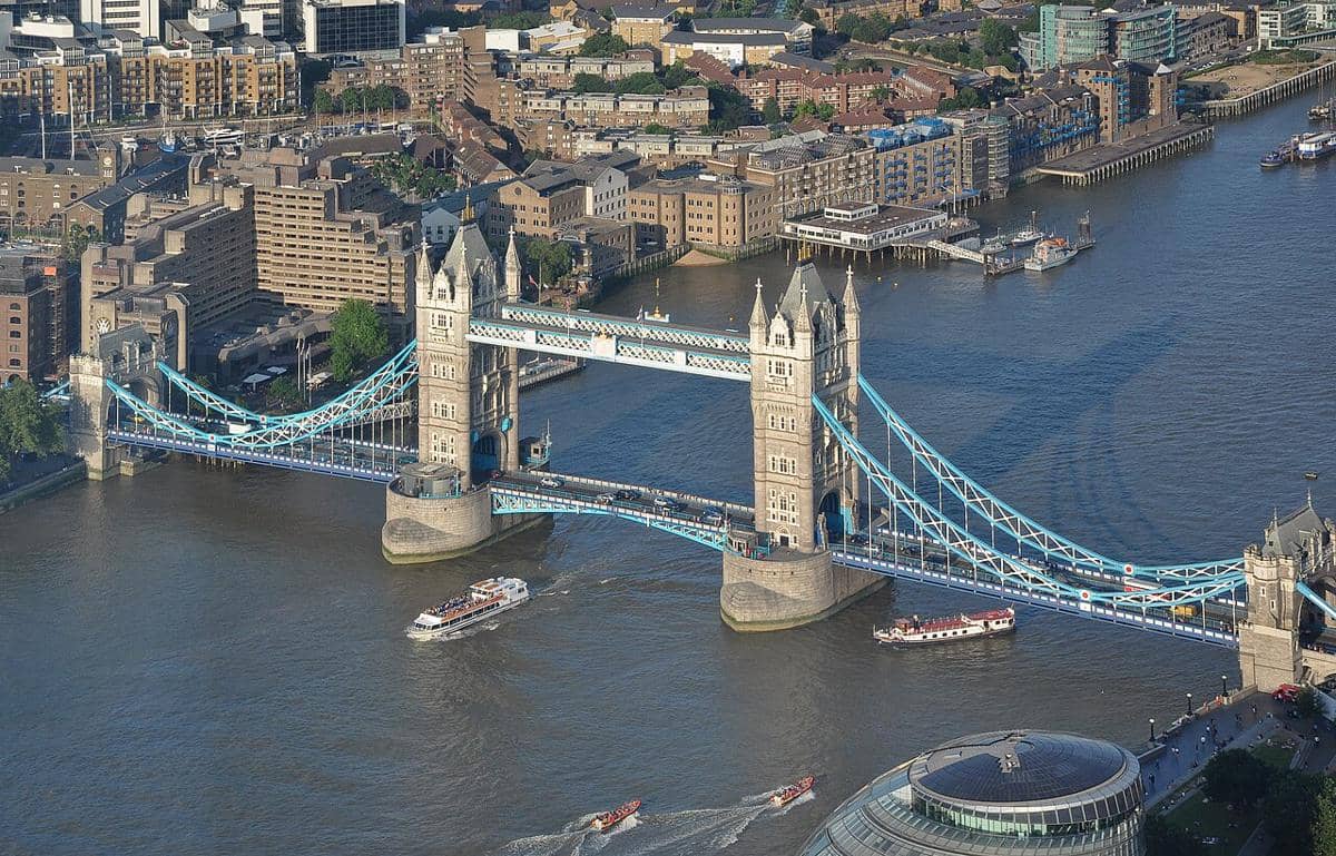 Tower Bridge (Jembatan Menara), salah satu landmark paling terkenal yang membentang di atas Sungai Thames di London, Inggris.