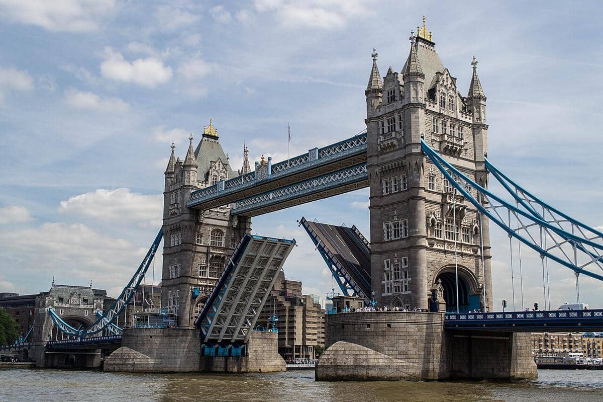 Tower Bridge (Jembatan Menara), salah satu landmark paling terkenal yang membentang di atas Sungai Thames di London, Inggris.