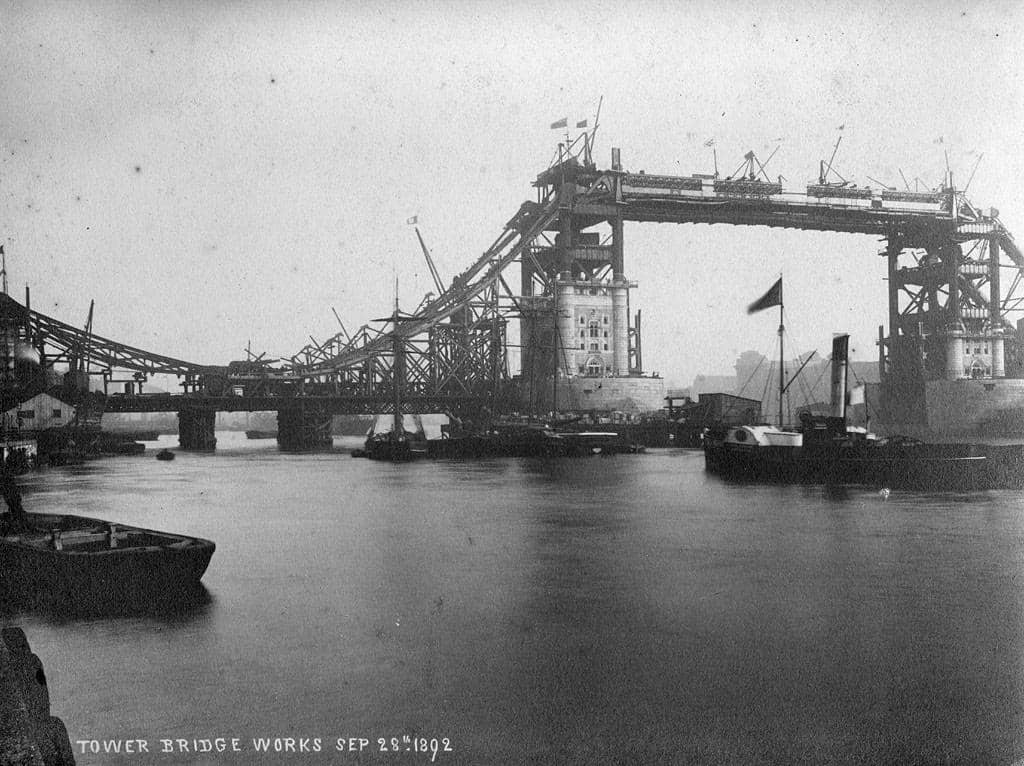 Pembangunan Tower Bridge pada tanggal 28 September 1892.