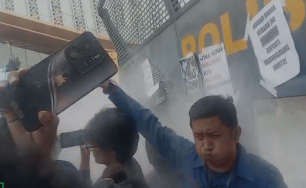 Demo Mahasiswa di Monas Memanas, Asap Putih Warnai Aksi
