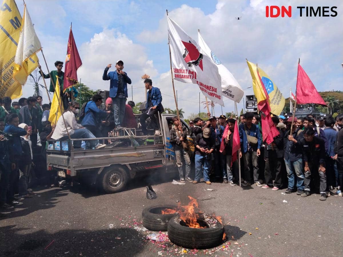 Mahasiswa Lampung Bakar Ban dan Tabur Bunga, Serukan Enam Tuntutan