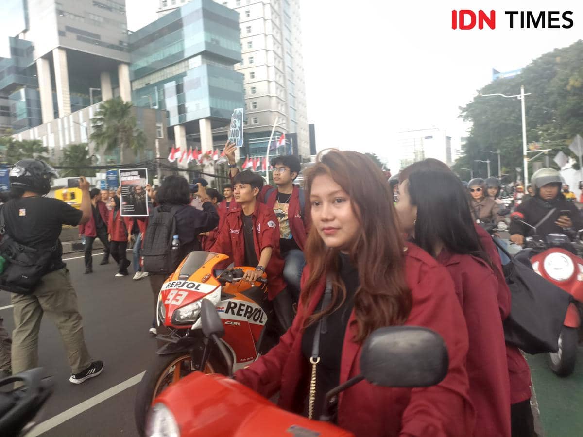 Ricuh, Mahasiswa UBK Mau Demo Istana Diblokade Polisi di Tugu Tani