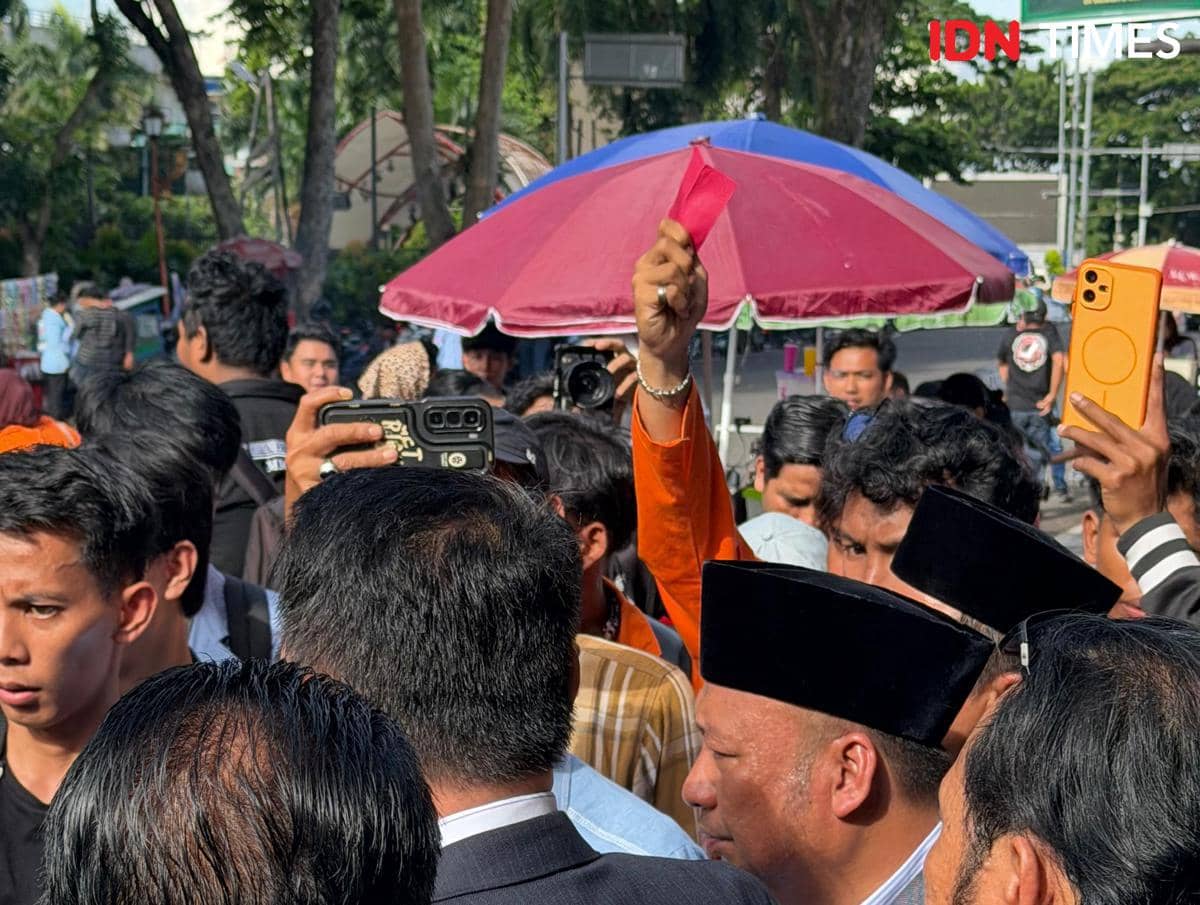 Mahasiswa Sumsel Layangkan Kartu Merah Untuk Prabowo-Gibran