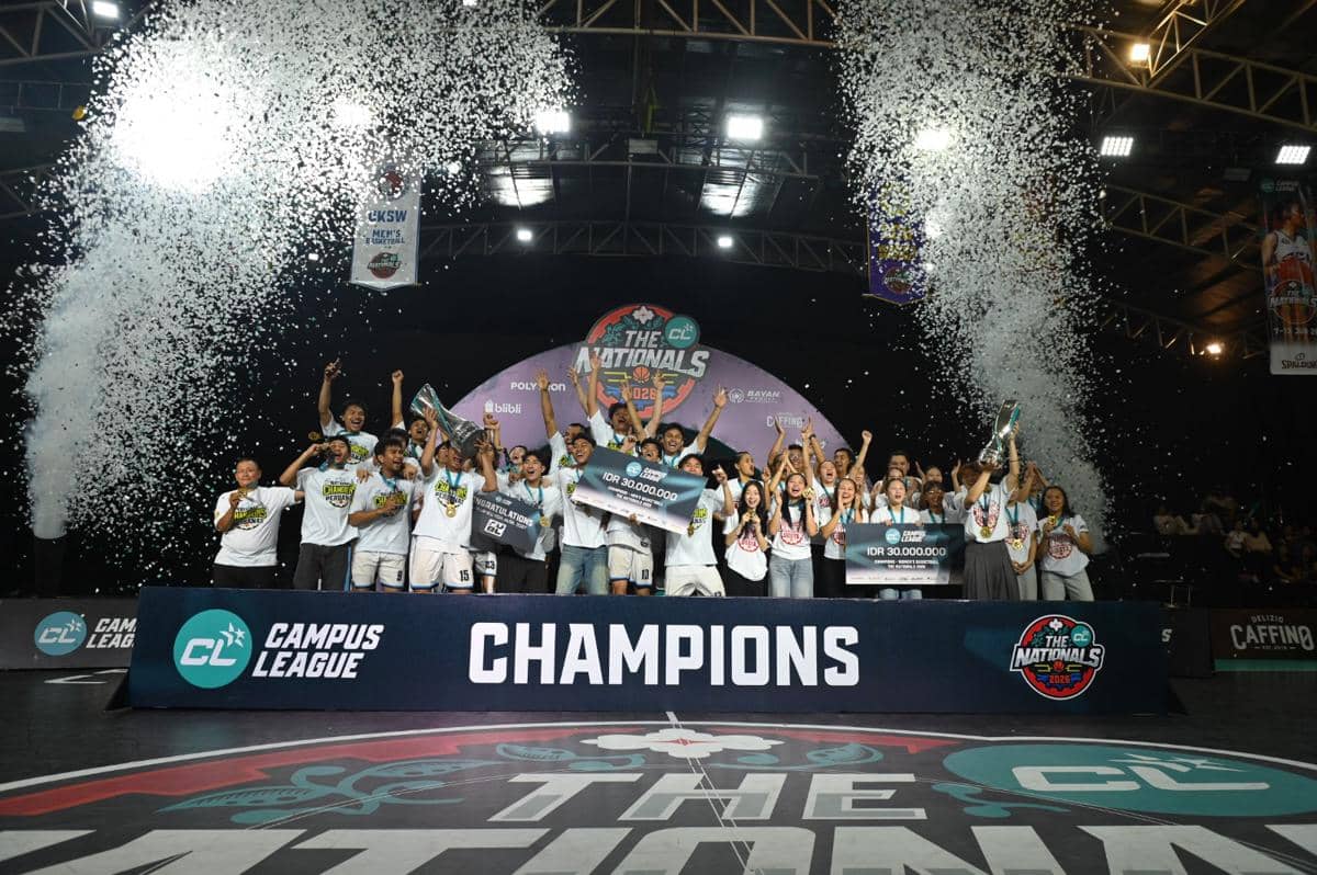 Tim basket universitas merayakan kemenangan di panggung juara Campus League Basket 2026 dengan konfeti putih berhamburan di udara.